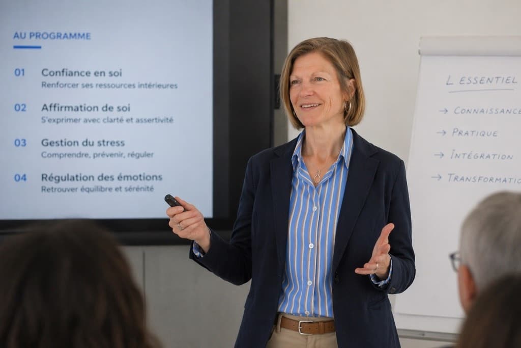 Nathalie Scheurer, coach et formatrice en soft skills, de profil dans une salle de formation